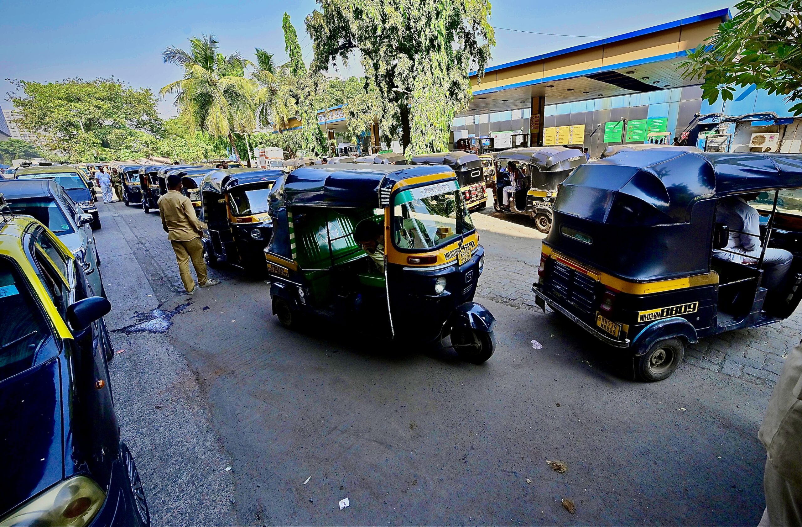 Mumbai में CNG की कमी और उससे ऑटो-रिक्शा ट्रांसपोर्ट में हो रही दिक्कत अभी कई लोगों को परेशान कर रही है। आपकी बात बिल्कुल सही है—CNG की सप्लाई कम होने से लंबी लाइनें लग रही हैं, ऑटो कम चल रहे हैं, किराए बढ़ रहे हैं और रोज़मर्रा की यात्रा मुश्किल हो रही है।